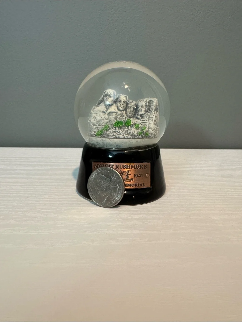 Mount Rushmore Snow Globe with Black Base